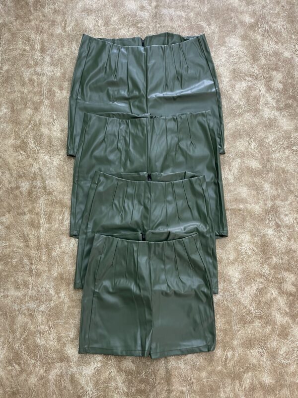 Short Engomado verde militar