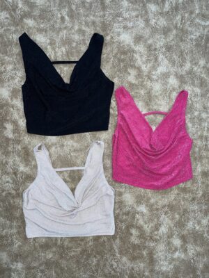 Top brilloso escote pavo