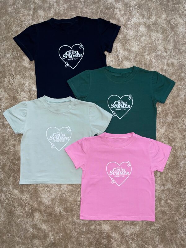 Baby Tee Cruel Summer letras blancas