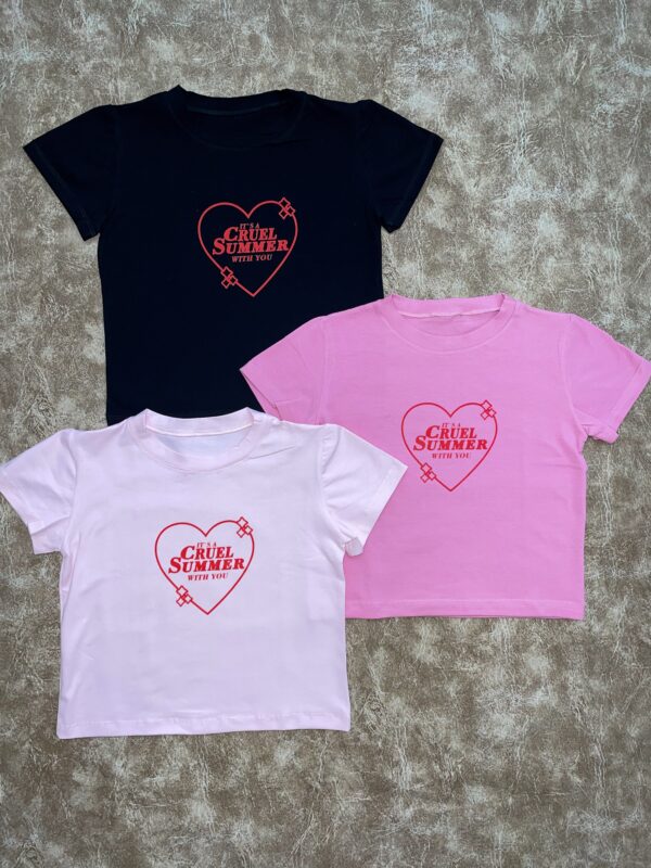 Baby Tee Cruel Summer letras rojas