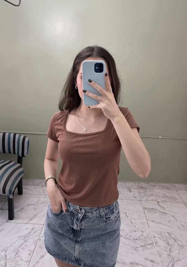 Remera escote cuadrado